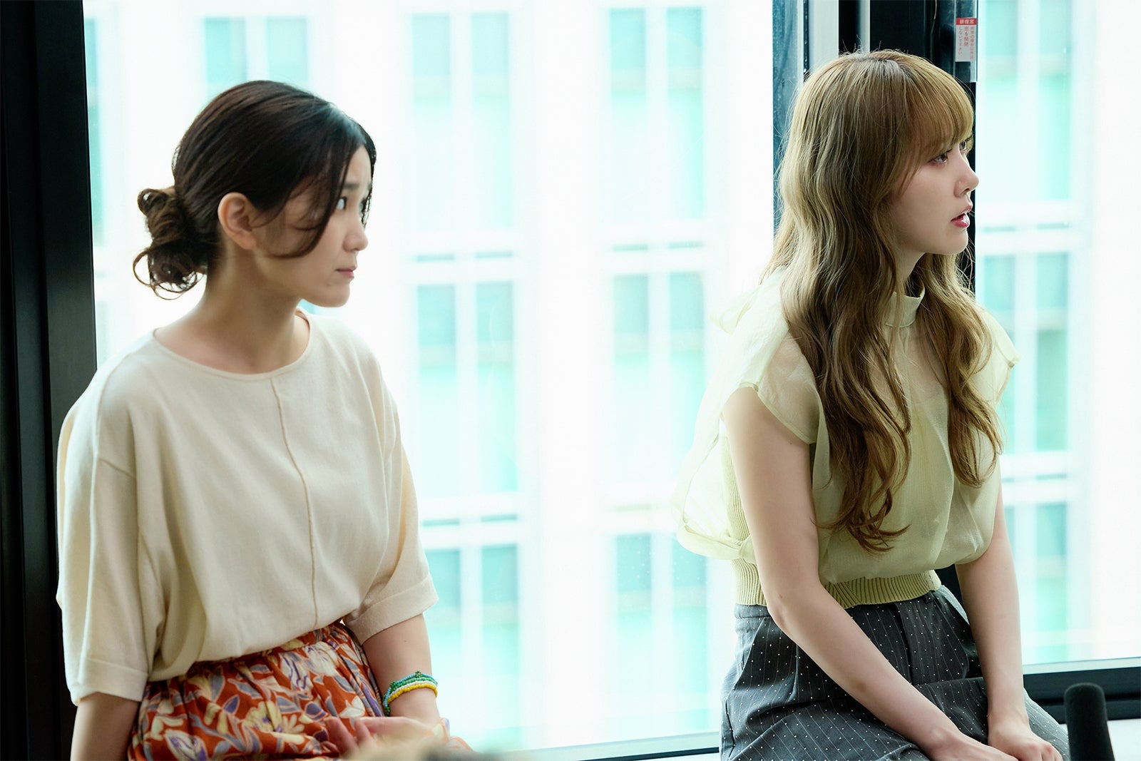 橋爪未萠里、加藤史帆（C）「彩香ちゃんは弘子先輩に恋してる」製作委員会・MBS／第8話より