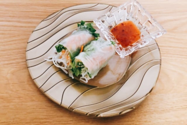 成城石井　海老の生春巻き2切れとタレをお皿に盛り付けたもの