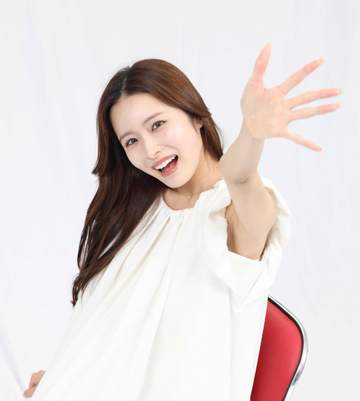 「石原さとみに激似」でバズり芸能界デビュー新山桃子 本格的な活動スタート「いつか共演してみたい」女優明かす