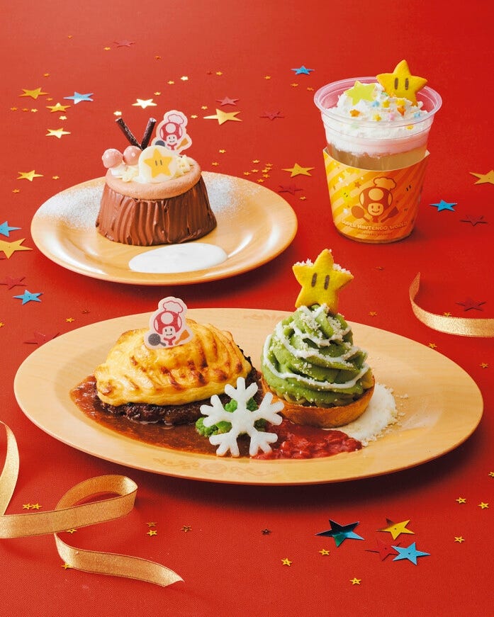 「キノピオ・カフェ」の、シェフ特製グラタン・ハンバーグステーキ＆マッシュポテトのツリー（パンまたはライス付き） 2600円（手前）と、シェフ特製の切り株ケーキ ～チョコレート～ 900円（左奥）、スーパースター・ホットゆずレモネード 650円（右奥）　画像提供：ユニバーサル・スタジオ・ジャパン