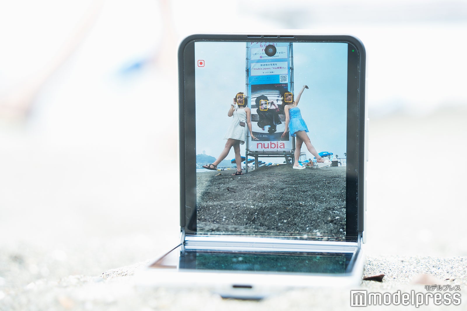 砂浜にnubia Flip2を置いて撮影（C）モデルプレス