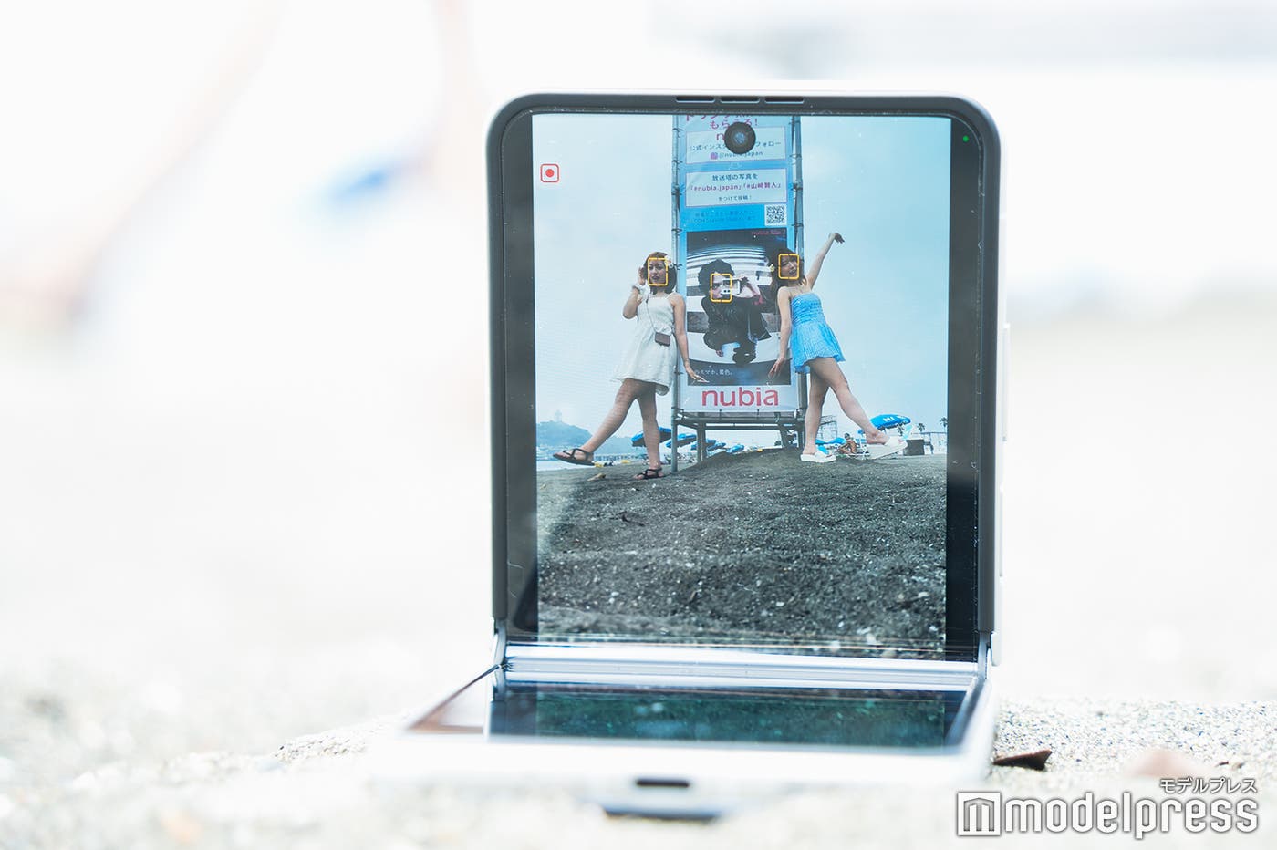 砂浜にnubia Flip2を置いて撮影(C)モデルプレス
