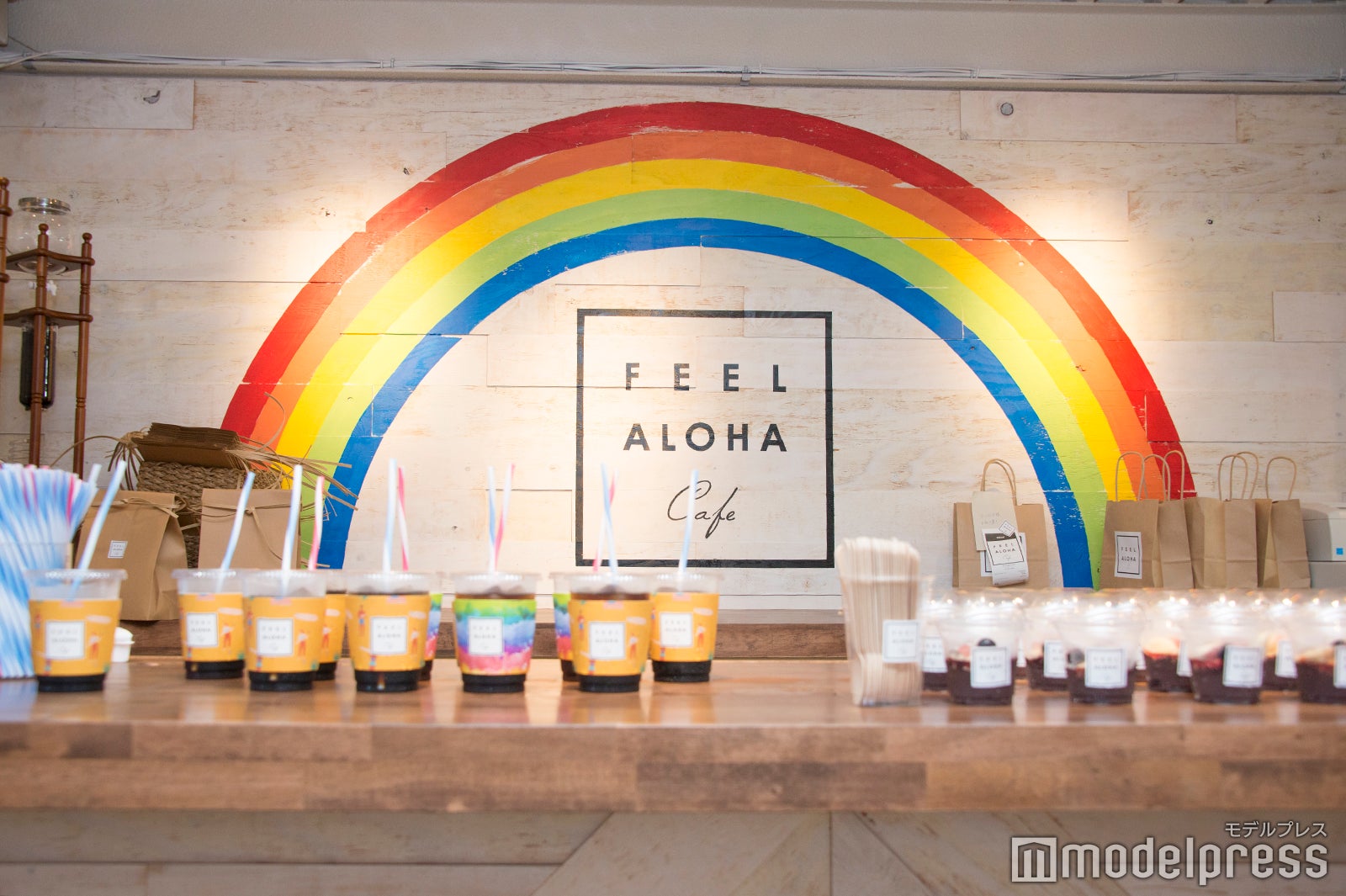 店内の壁にも虹とロゴがペイント（C）モデルプレス