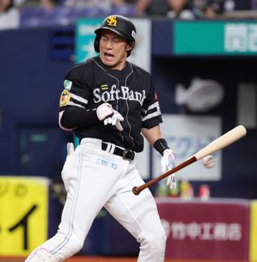 ソフトバンク 柳田にまさかの珍事 手を離したバットに投球が直撃→ファウル判定 すっぽ抜けのスライダーにとっさの回避行動で驚きの表情