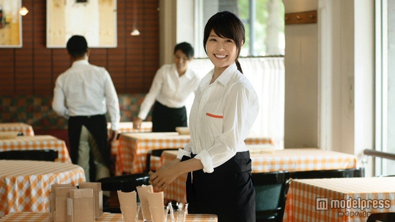 有村架純／フロム・エーナビ新TVCM「チラシくばり」篇