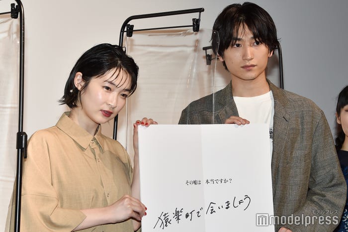 金子大地(右)、石川瑠華 (C)モデルプレス