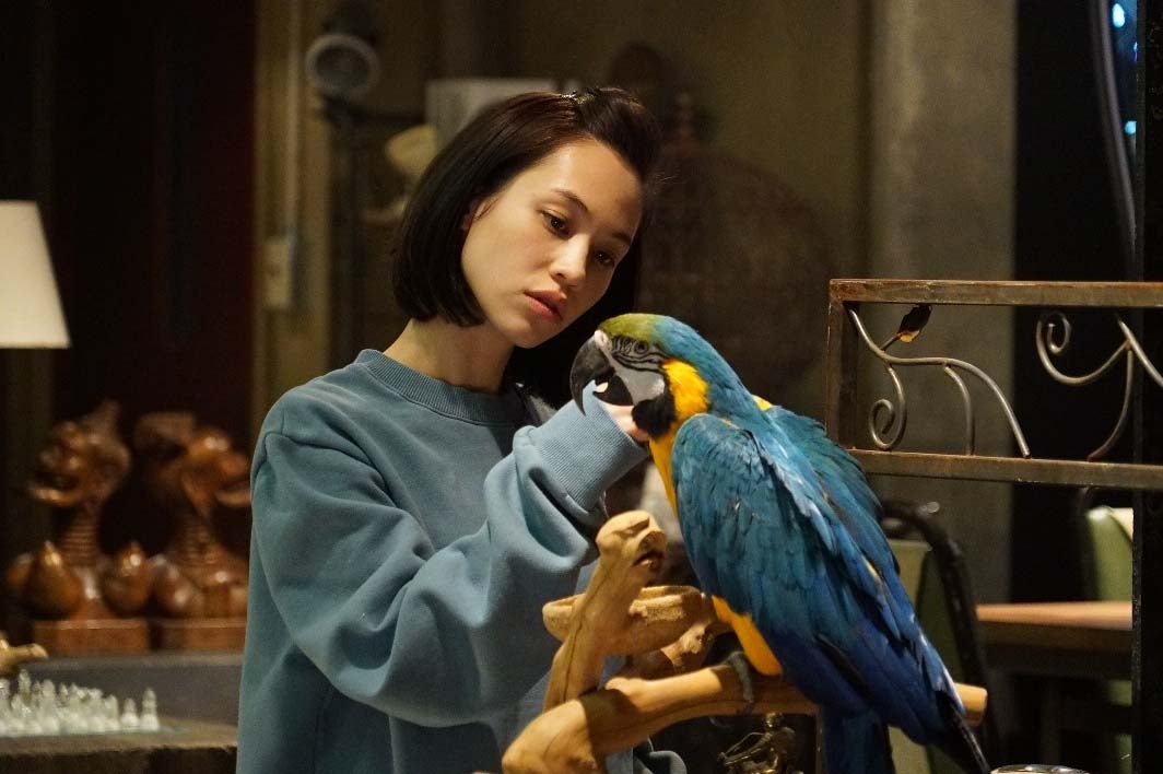 水原希子（画像提供：関西テレビ）／「嘘の戦争」第6話より（画像提供：関西テレビ）