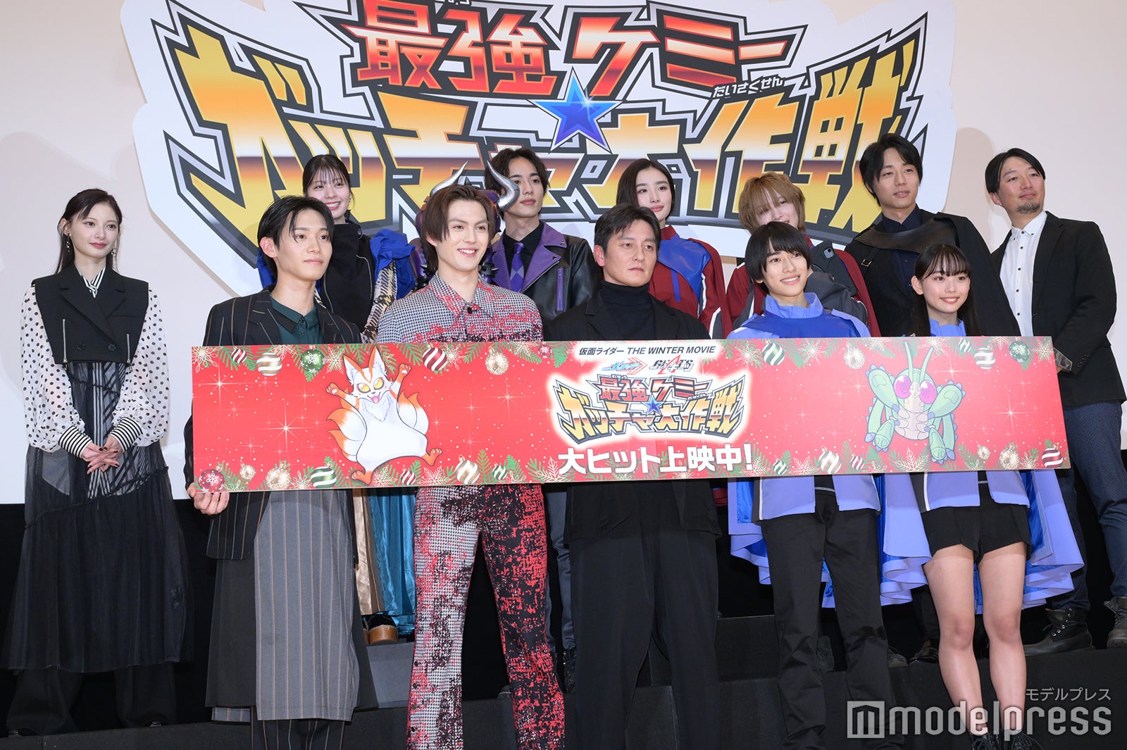 （上段左から）青島心、星乃夢奈、藤林泰也、安倍乙、富園力也 、熊木陸斗、山口恭平監督（下段左から）佐藤瑠雅、簡秀吉、本宮泰風、本島純政、松本麗世（C）モデルプレス