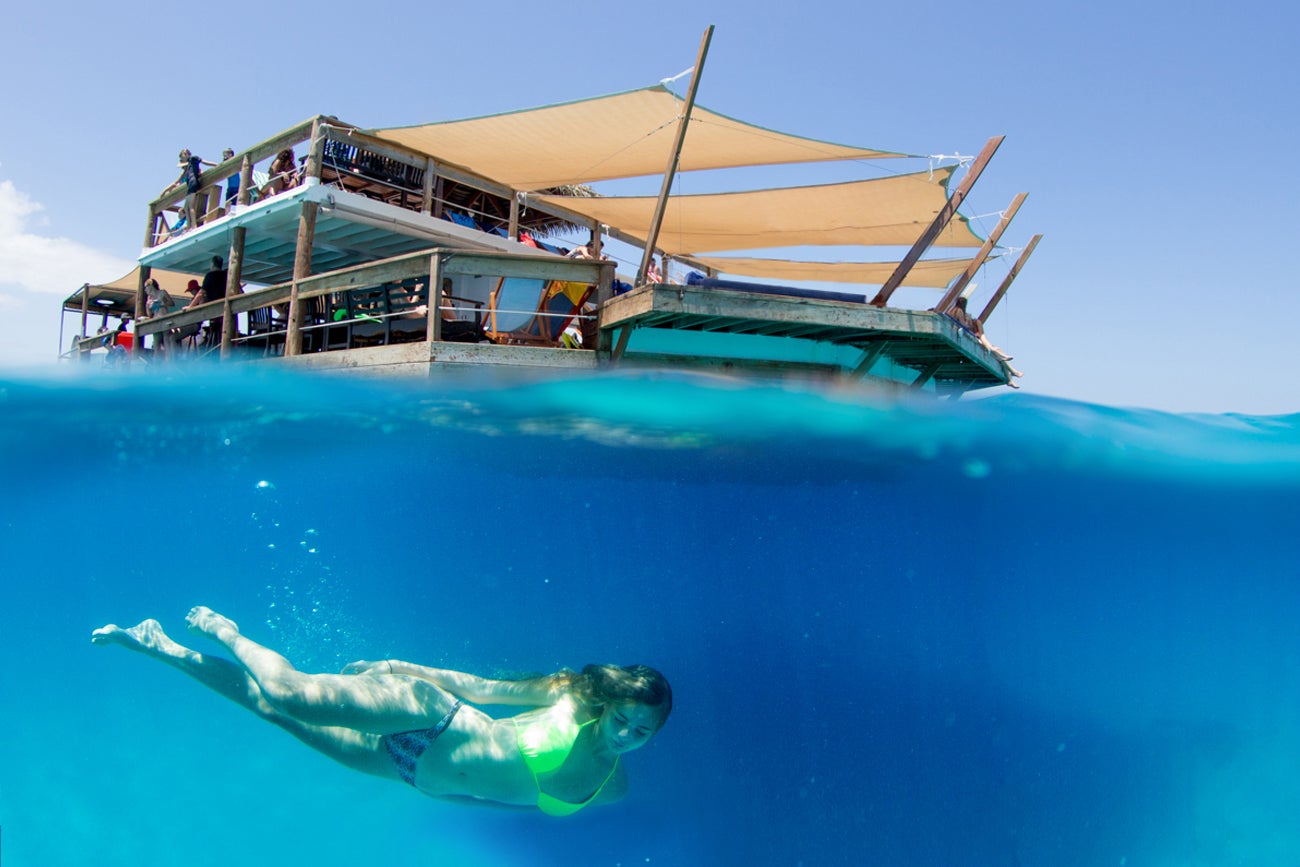 色とりどりの魚とサンゴが織り成す絶景に出会える！／提供画像