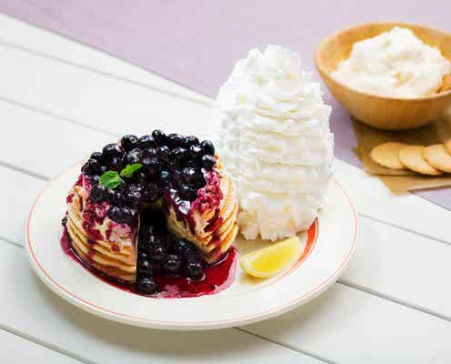 エッグスンシングス「ブルーベリーレアチーズパンケーキ」大粒ブルーベリーがたっぷり