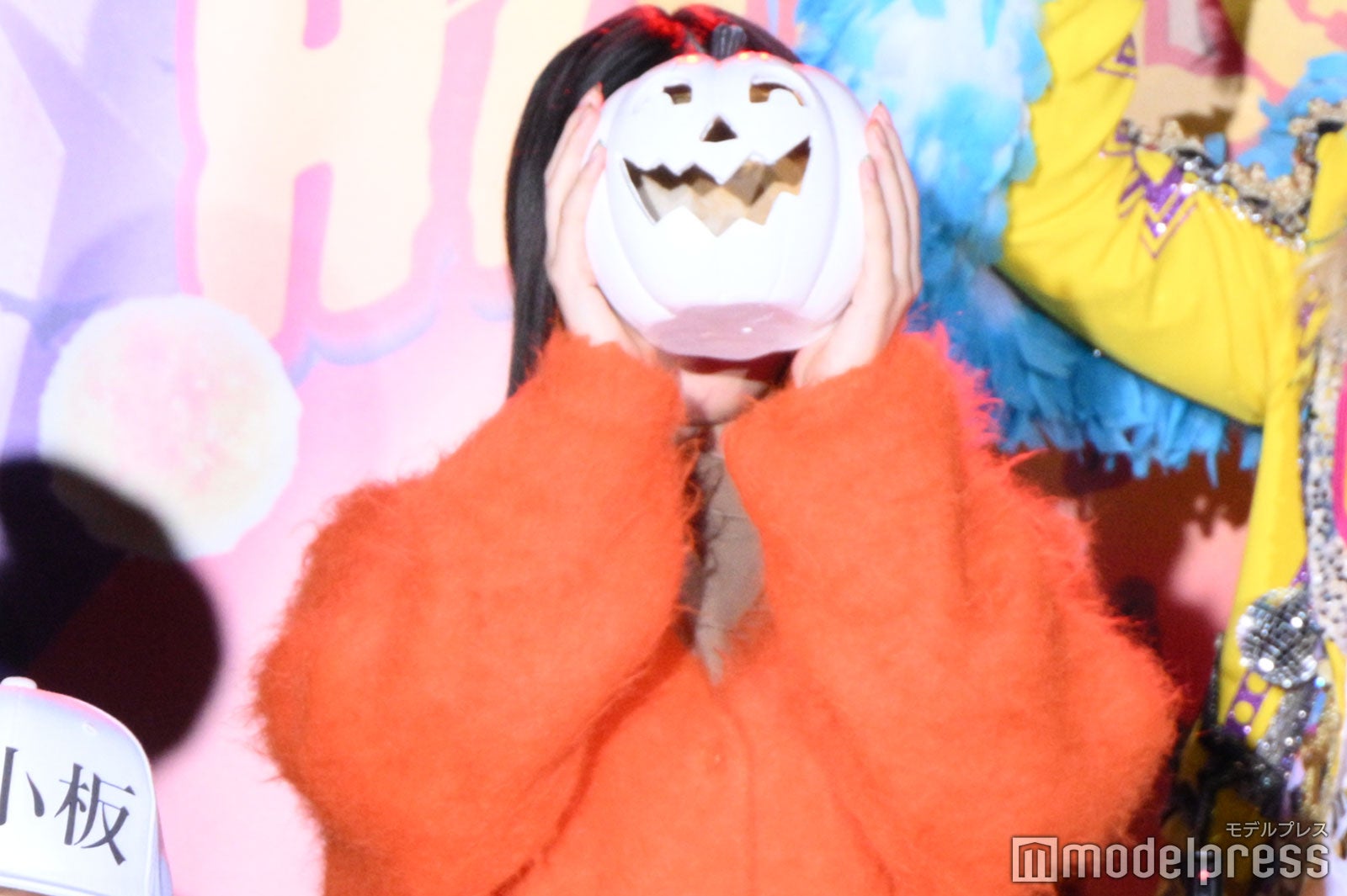 かぼちゃで顔を隠す永野芽郁（C）モデルプレス