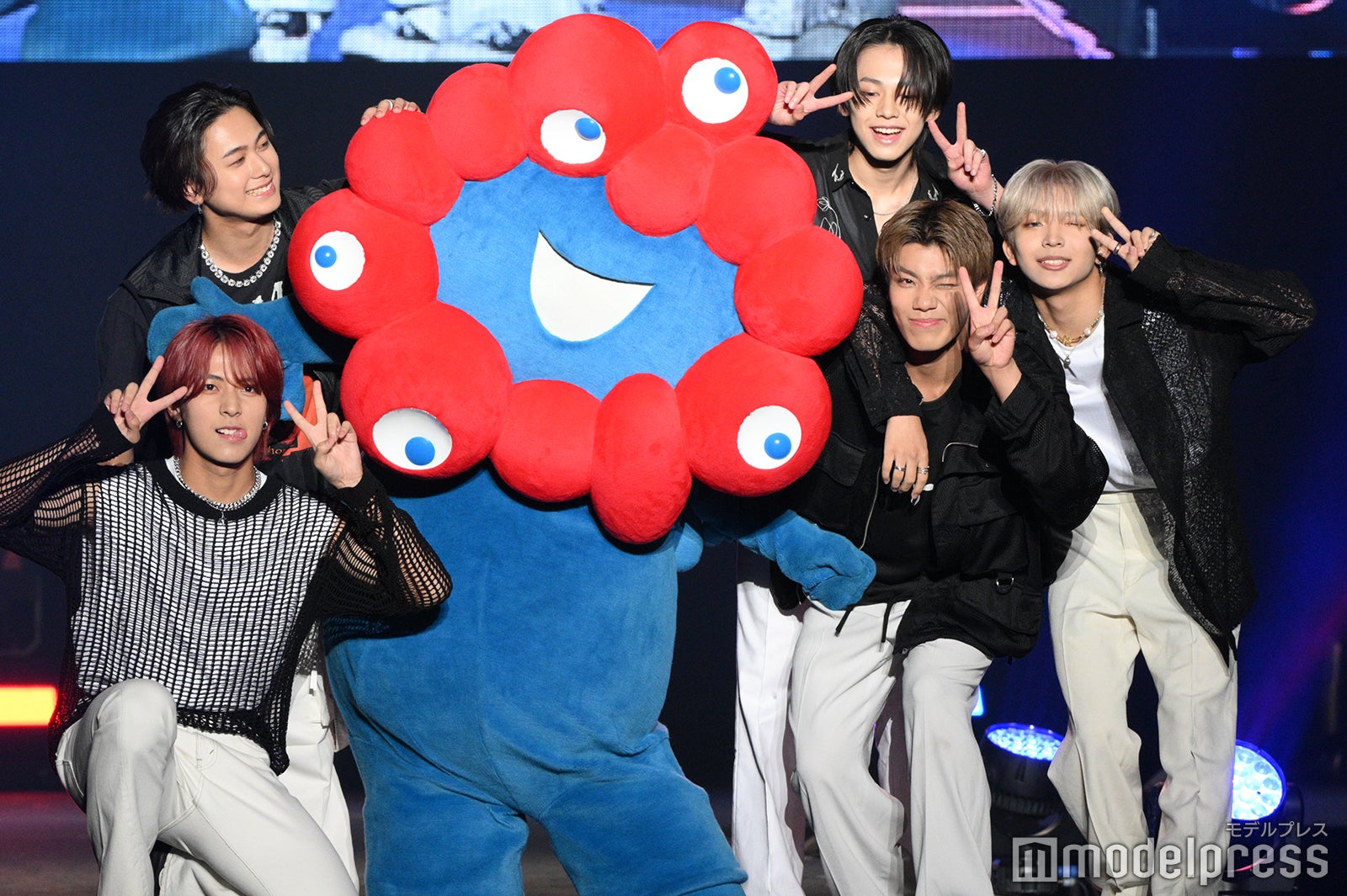 ミャクミャクとLIL LEAGUE（C）モデルプレス