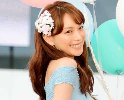 蛯原友里、ミニワンピでスラリ美脚披露 スマイル全開で観客魅了