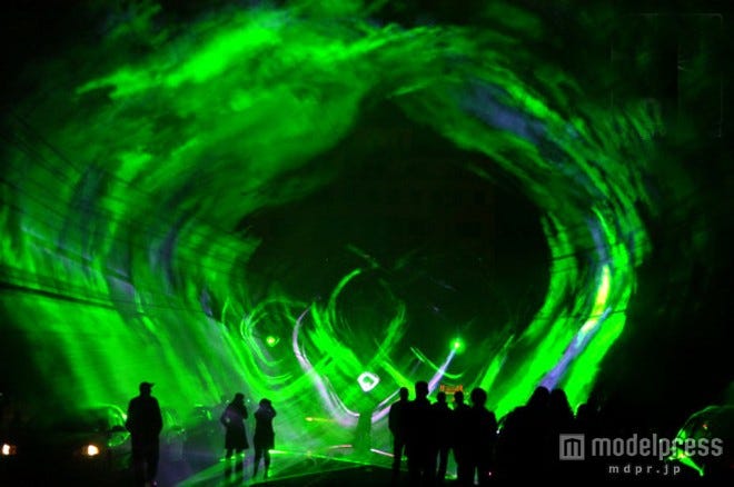 都心に幻想的なオーロラが出現 紅葉のライトアップも