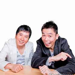 やっくんを偲んだ爆笑問題の（左から）田中裕二、太田光