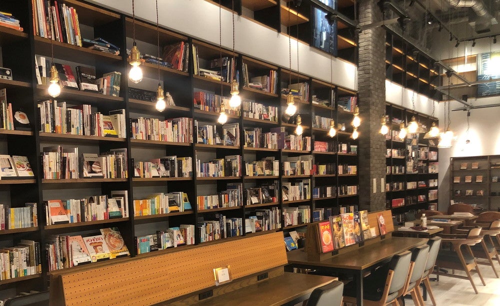 「ランプライトブックスホテル福岡」カフェ＆客室で約4,000冊の本を自由に読める