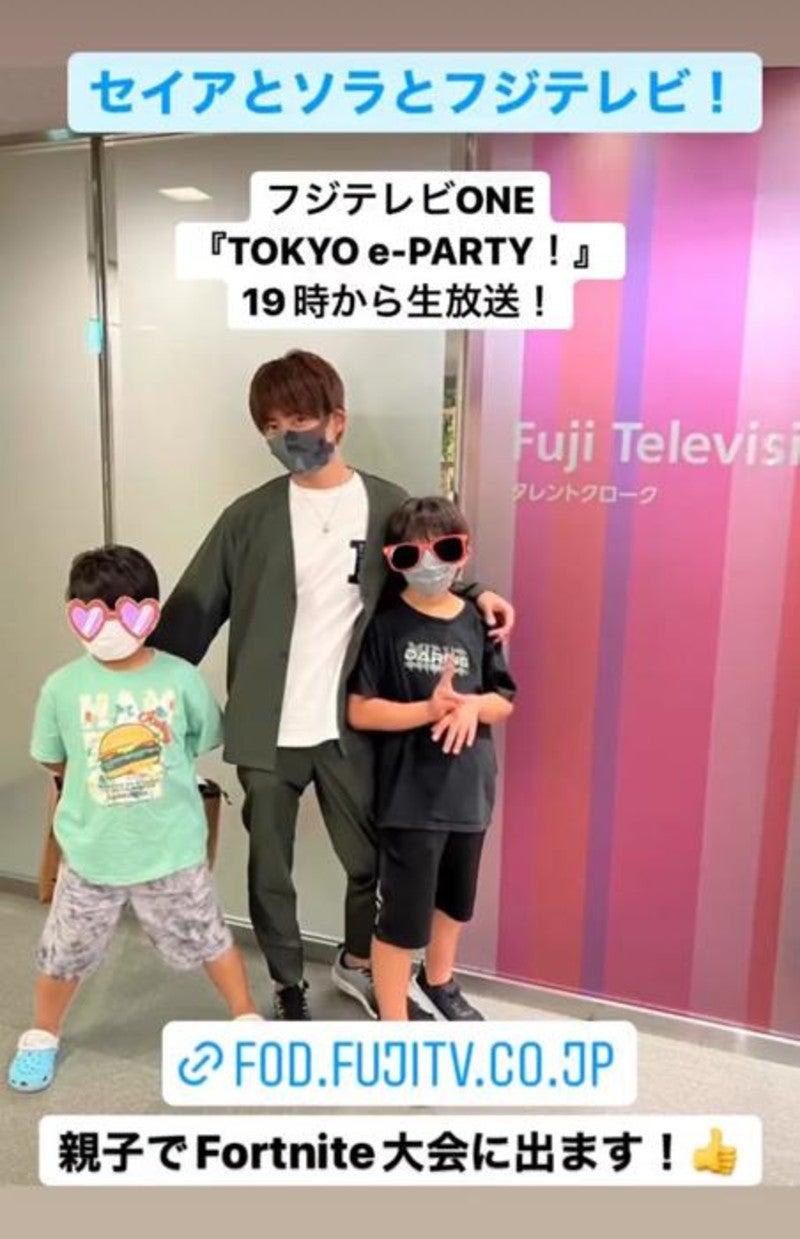 花田虎上 スタバでモーニング中の妻との2ショットを公開 素敵な夫婦 お綺麗です の声 モデルプレス