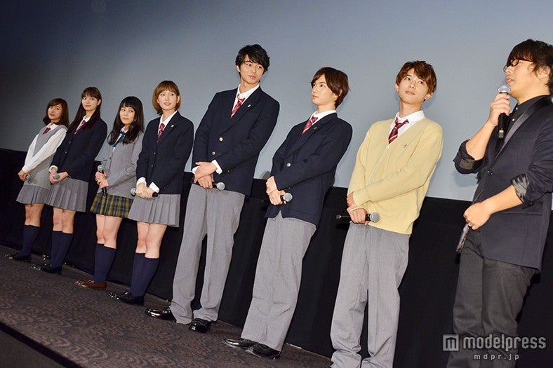 （左から）藤本泉、新川優愛、高畑充希、本田翼、東出昌大、千葉雄大、吉沢亮、三木孝浩監督