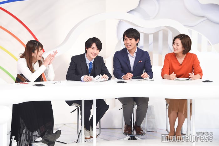 CM中に共演者たちと談笑する神木隆之介 (C)モデルプレス