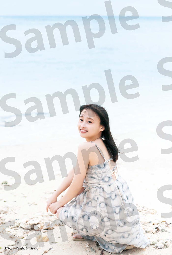 影山優佳 1st写真集「知らないことだらけ」SHIBUYA TSUTAYA特典ポストカード/撮影:新津保建秀(扶桑社刊)