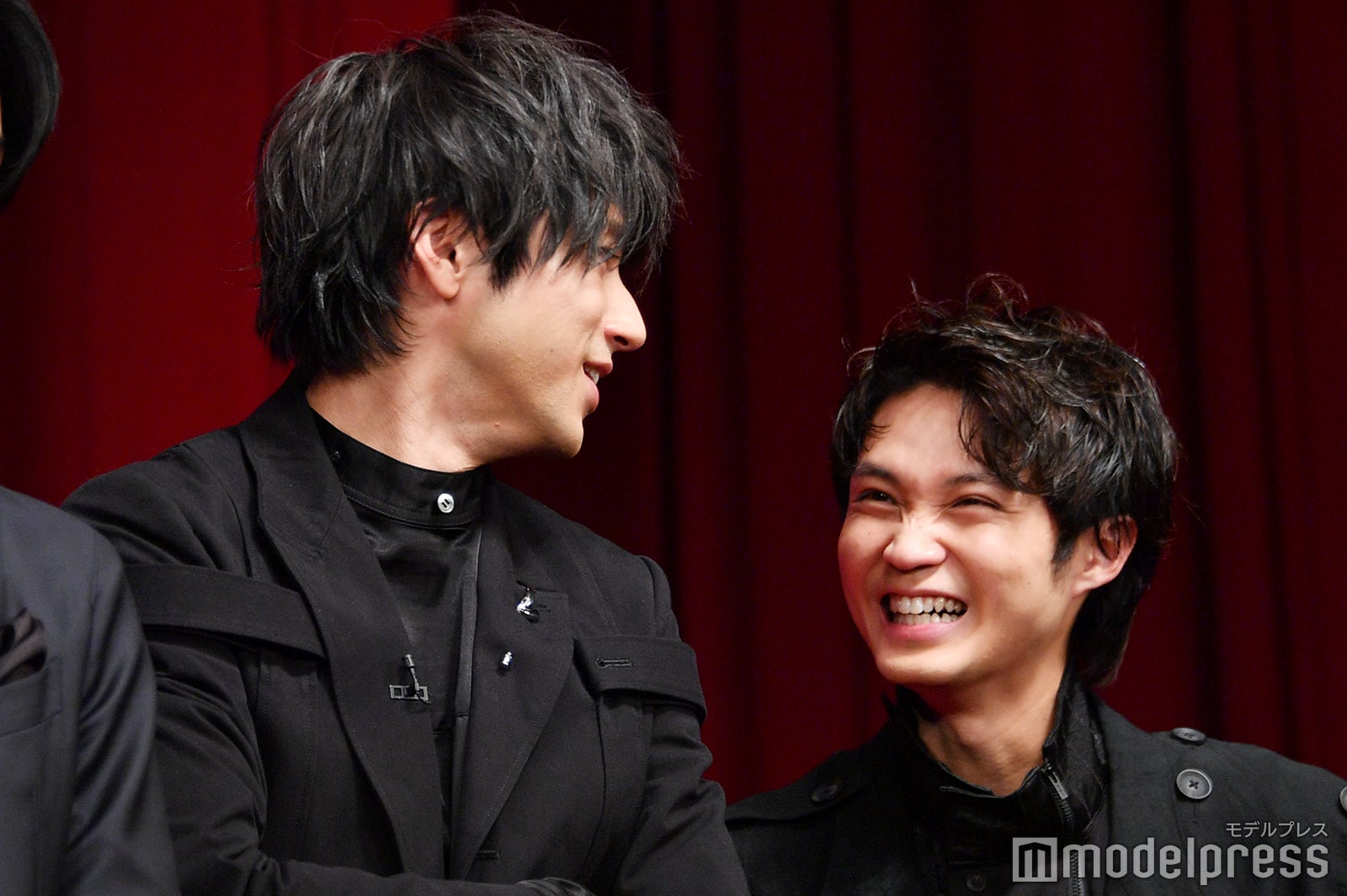 磯村勇斗、笑顔が止まらない（C）モデルプレス