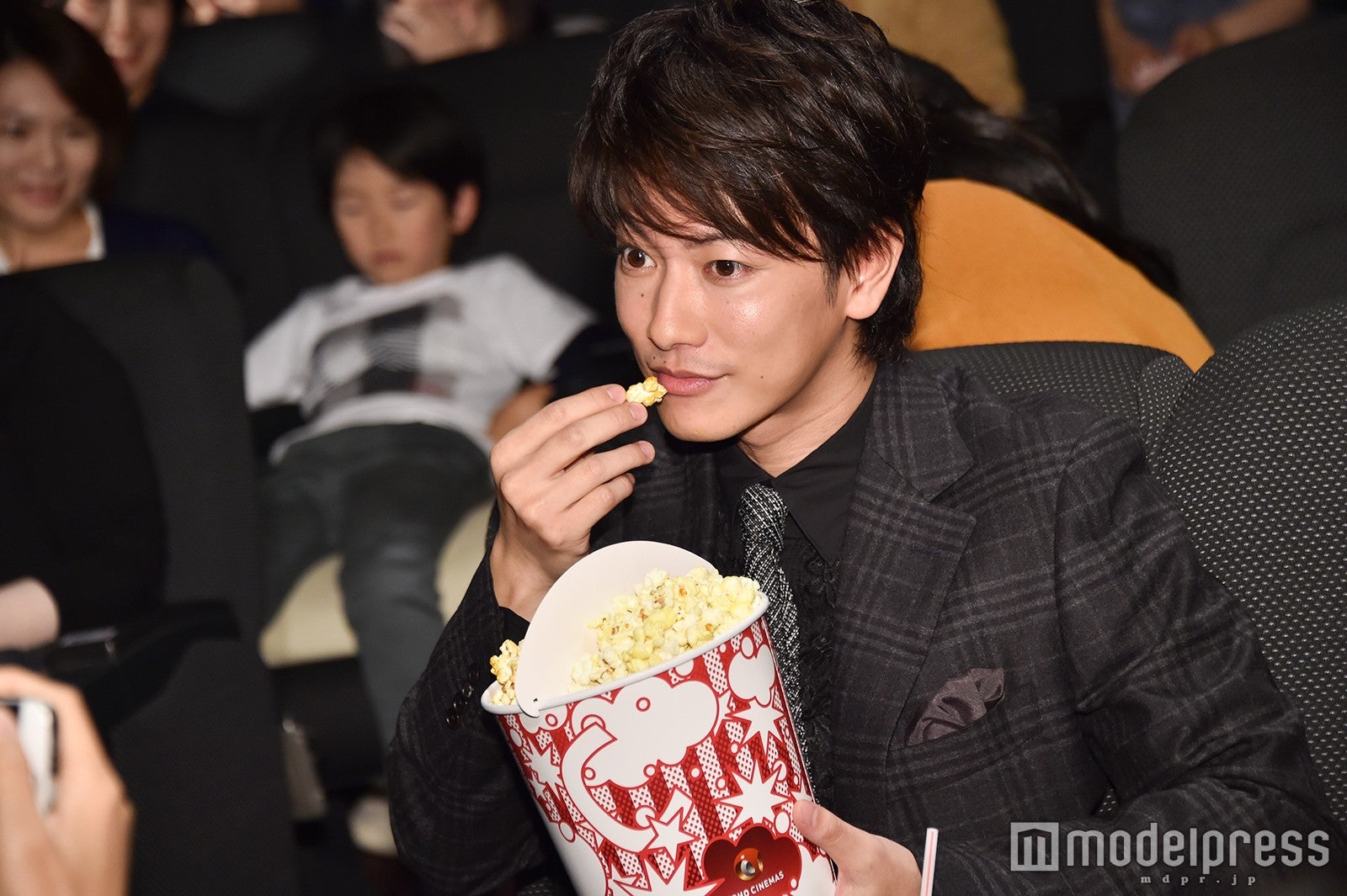 「佐藤健と映画館デートなう」（C）モデルプレス