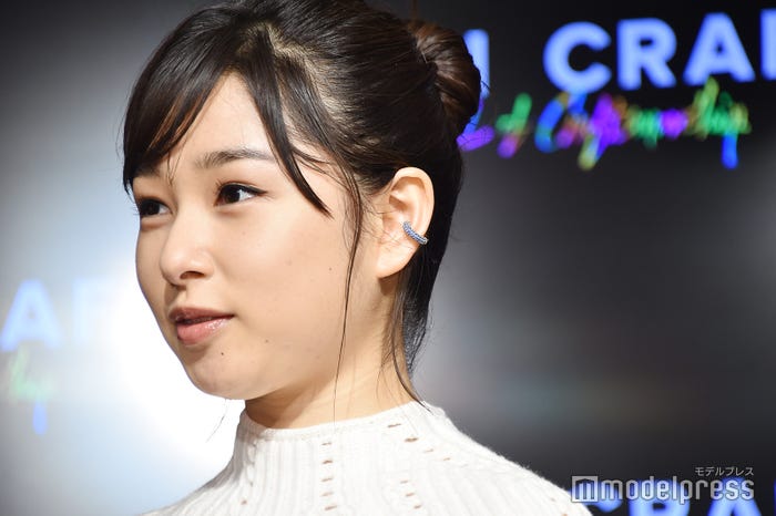 耳元にもアクセサリー (C)モデルプレス