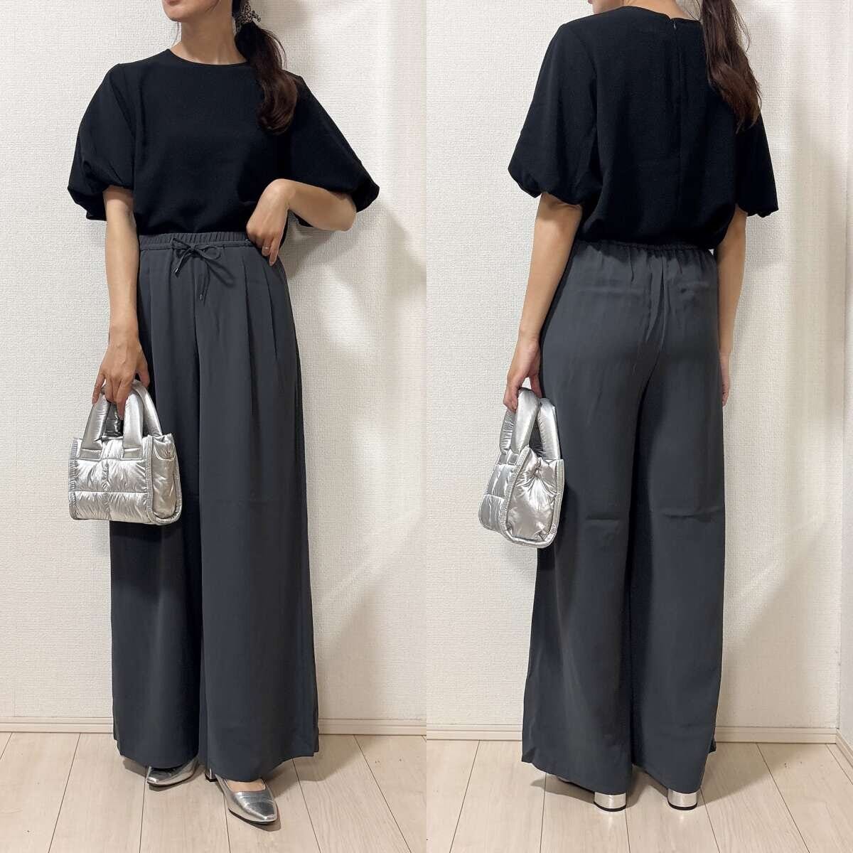 ブラックブラウスとダークグレーワイドパンツのきれいめコーデ全身