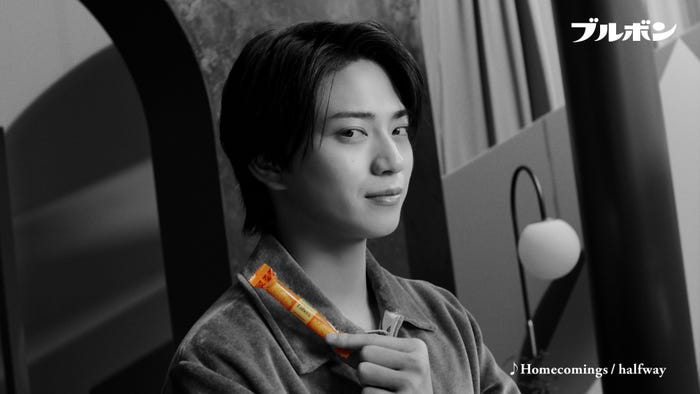 岩瀬洋志/ブルボン新TV CM「カラフルビスケット」篇より(提供写真)