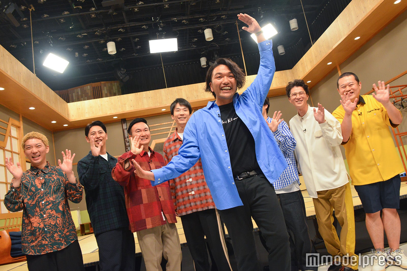 かまいたちらに促され「ジョンソンポーズ」を全身で表現する見取り図・盛山。（C）モデルプレス