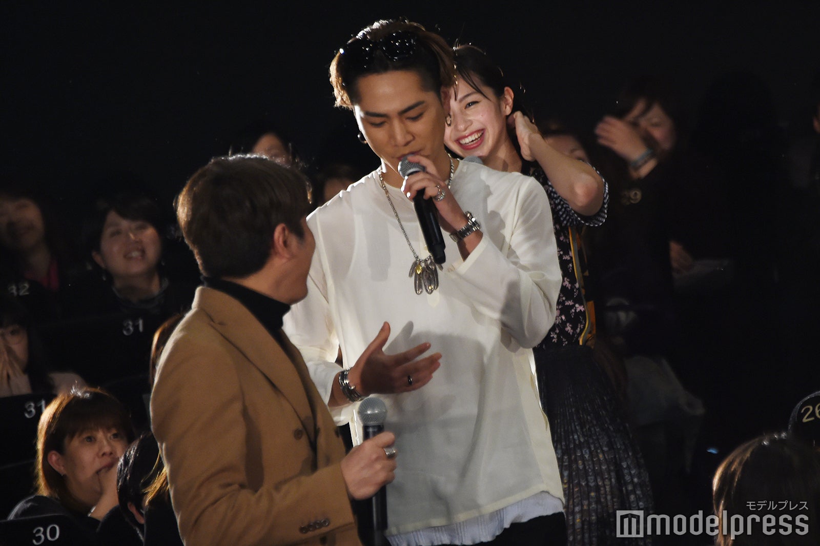 「二度手間じゃない？」と言いながらステージに戻る登坂広臣 （C）モデルプレス