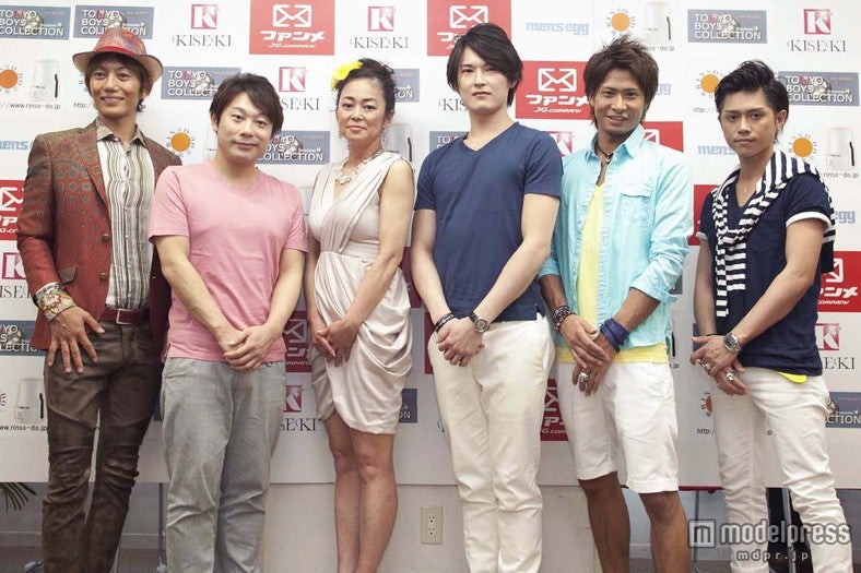 （左から）青山光司、寺西一浩監督、中島知子、大原英嗣社長、田中大地、津久井佑貴