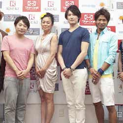 (左から)青山光司、寺西一浩監督、中島知子、大原英嗣社長、田中大地、津久井佑貴