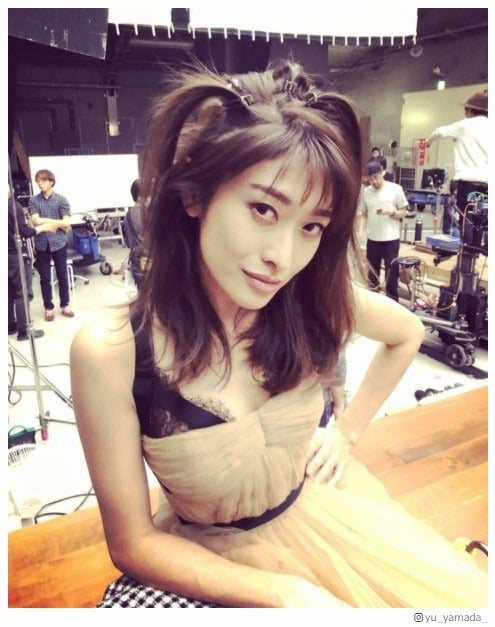 山田優、胸元SEXYな“斬新”ショット「小栗旬にそっくり」の声も