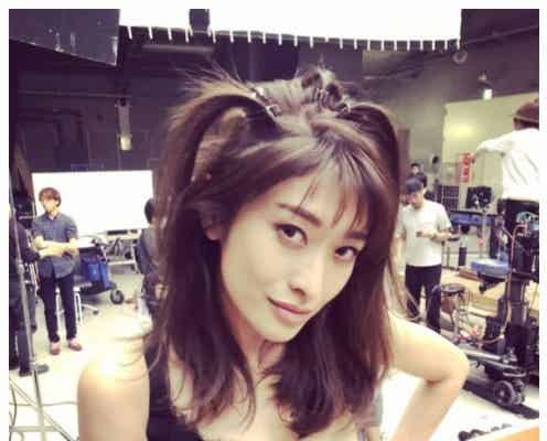 山田優、胸元SEXYな“斬新”ショット「小栗旬にそっくり」の声も