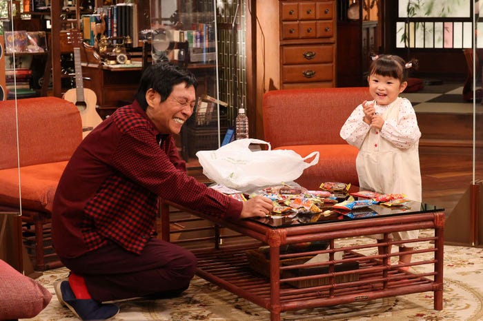 明石家さんま、村方乃々佳 (C)カンテレ