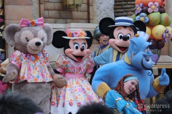魔法の祭典「スプリングタイム・サプライズ」/ジーニーが登場してショーはますます盛り上がる