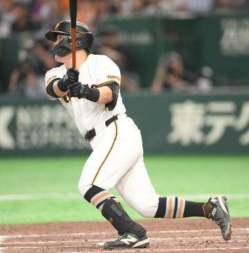 巨人・山瀬がプロ7年目で初アーチ 三回に左翼スタンドへ反撃のソロ ベンチで阿部監督が笑顔で迎える
