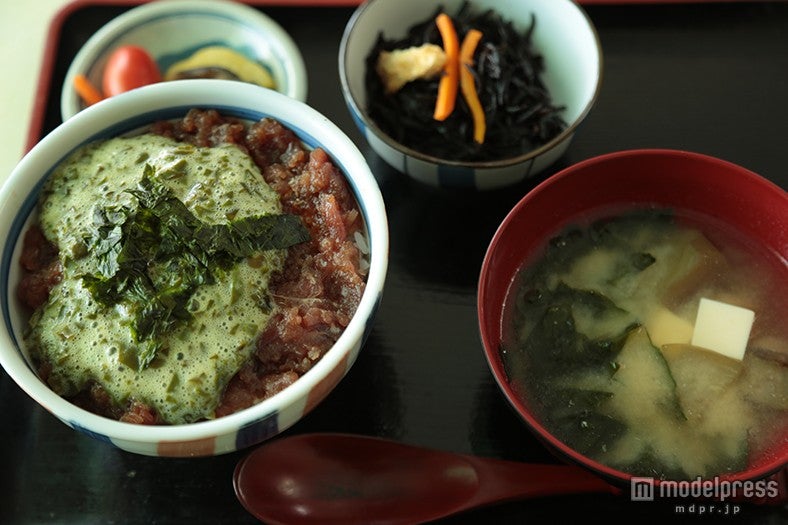 「まるよし食堂」の「海かけ丼」1300円／駐車場有り