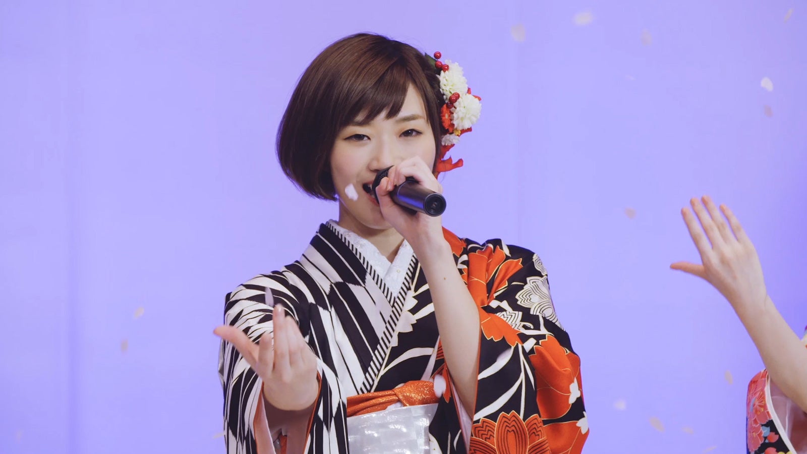 AKB48「逆さ坂」MVより（C）AKS