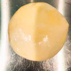 手順2：器の淵に卵液を塗り冷凍パイシートを被せる／画像提供：柏原歩
