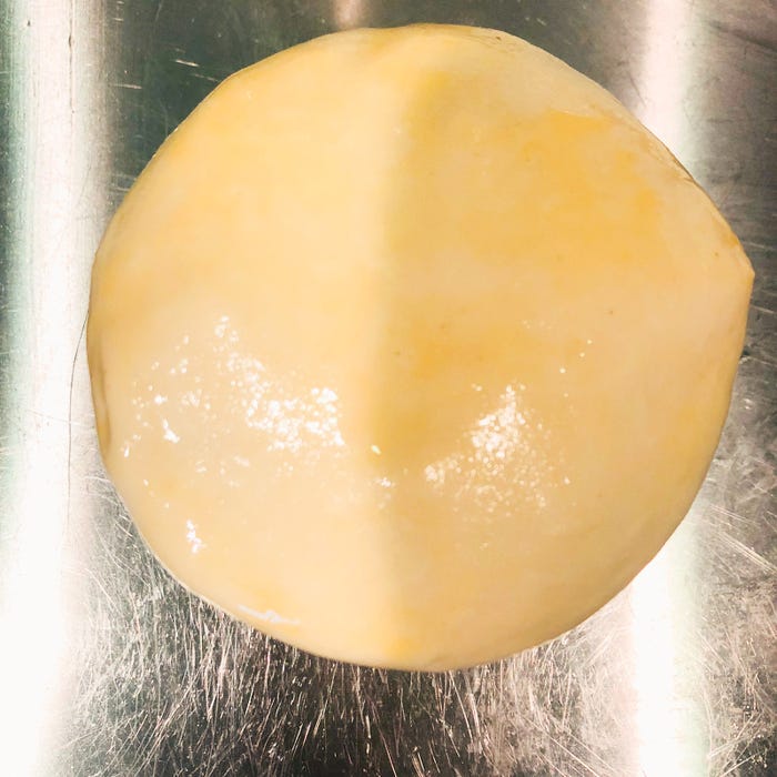 手順2:器の淵に卵液を塗り冷凍パイシートを被せる/画像提供:柏原歩