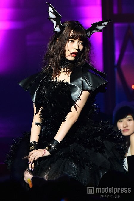 八木アリサ、“小悪魔”スタイルで誘惑　色白美脚輝くミニスカデビルに