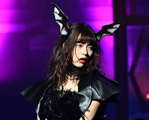 八木アリサ、“小悪魔”スタイルで誘惑 色白美脚輝くミニスカデビルに