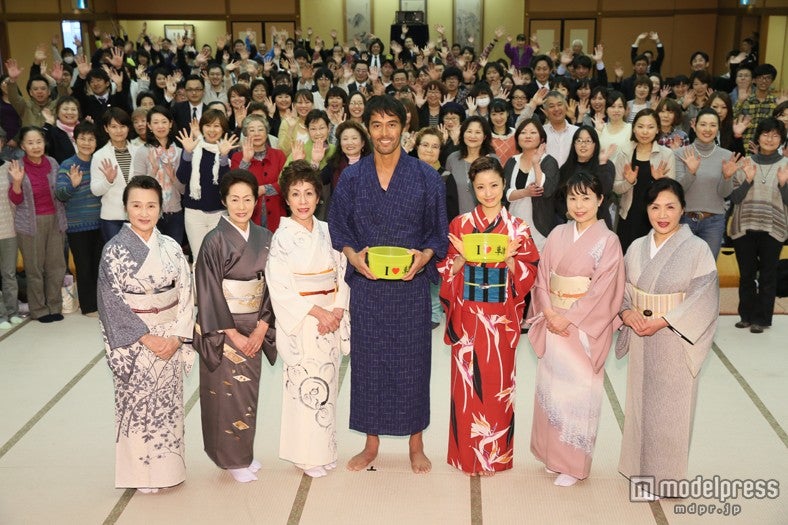 草津に集まったファンとの交流を楽しむ2人