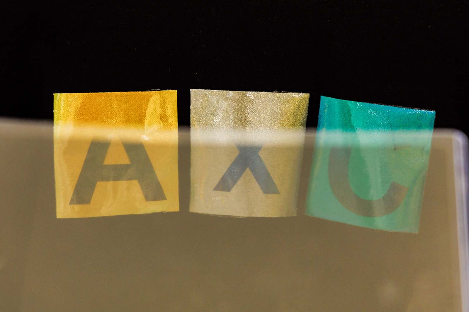 偏光グラスで見た潜像／「Be happy！ロメロ ブリット来日展」の様子（提供写真）