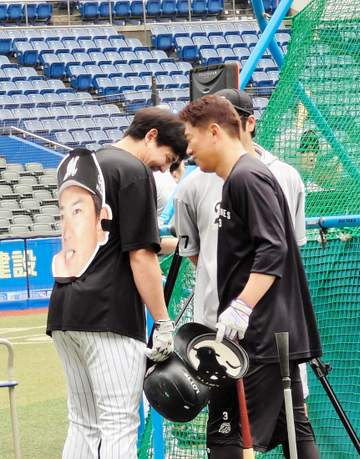 ロッテ 安田が特大“角中顔ボード”背負って練習 引退試合の大先輩に「有終の美を見届けたい」角中は「安田には期待して…全然成長しなかったので無念です」