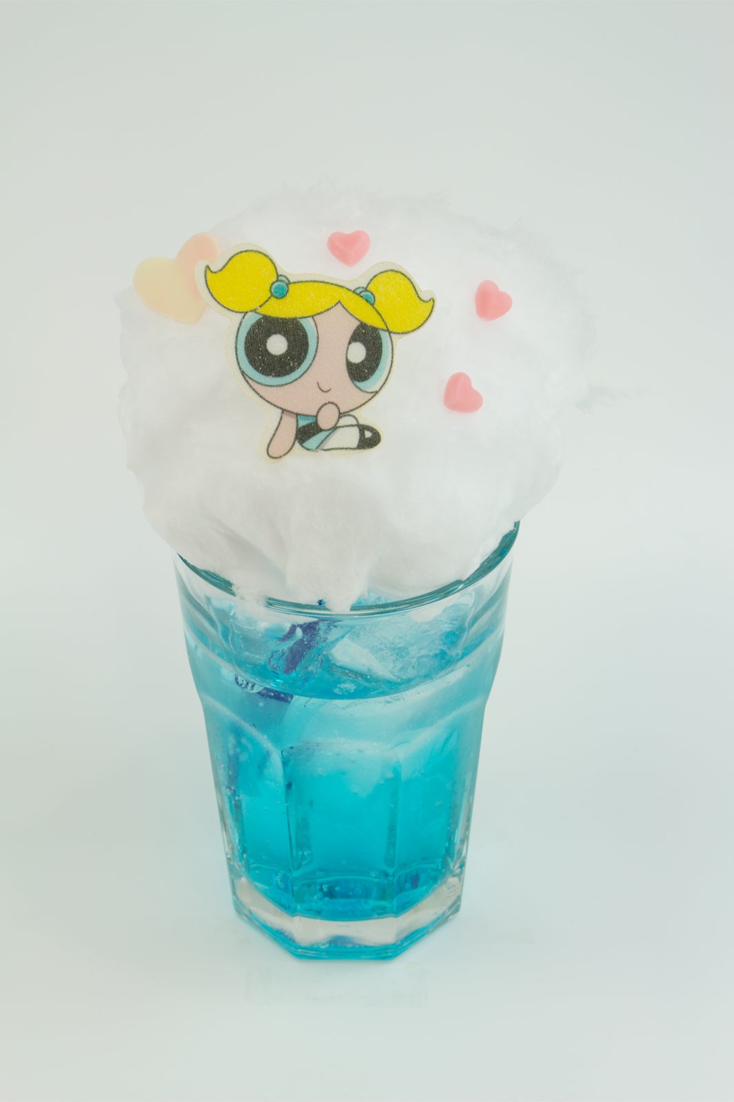 バブルスのコットンキャンディーソーダ　￥650（税込）／画像提供：SPINNS