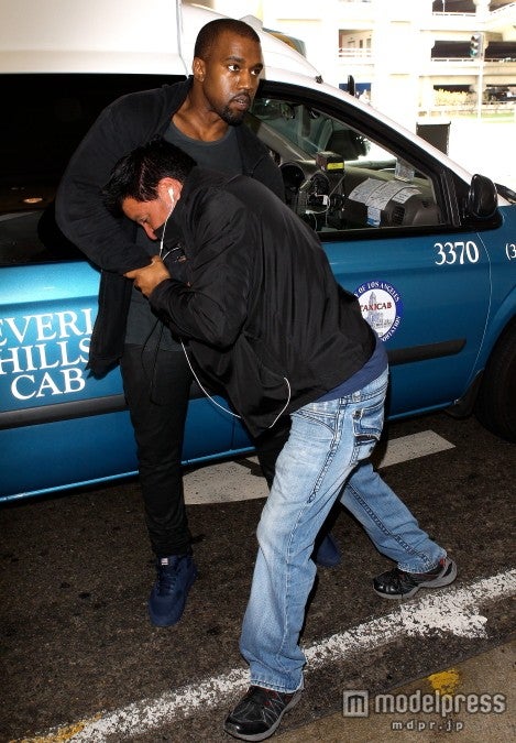 カニエ・ウエスト、空港前でパパラッチを襲撃！そのパパラッチはあの有名セレブにも襲われていた