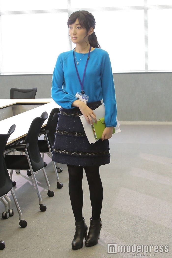 ブルーのニットが主役、胸元には小ぶりのネックレス(画像提供:日本テレビ)